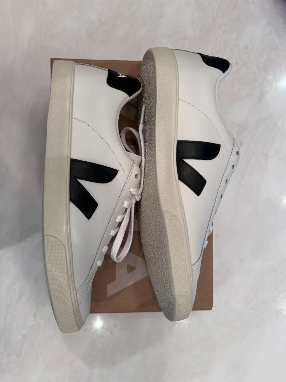 (NWT) Veja Esplar Leather White/Black Sneakers US Size 9 (Brand New, Never Worn)